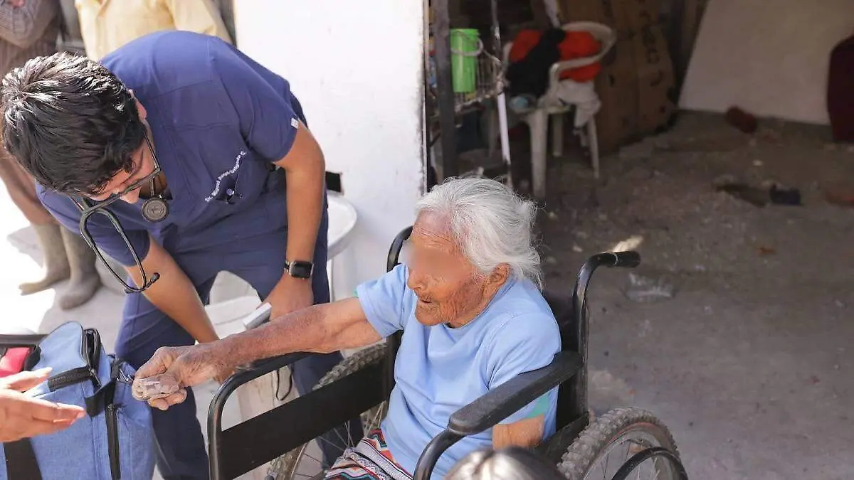 Benditas redes Abuelita pide ayuda debajo de su puerta porque cayó de su silla de ruedas p